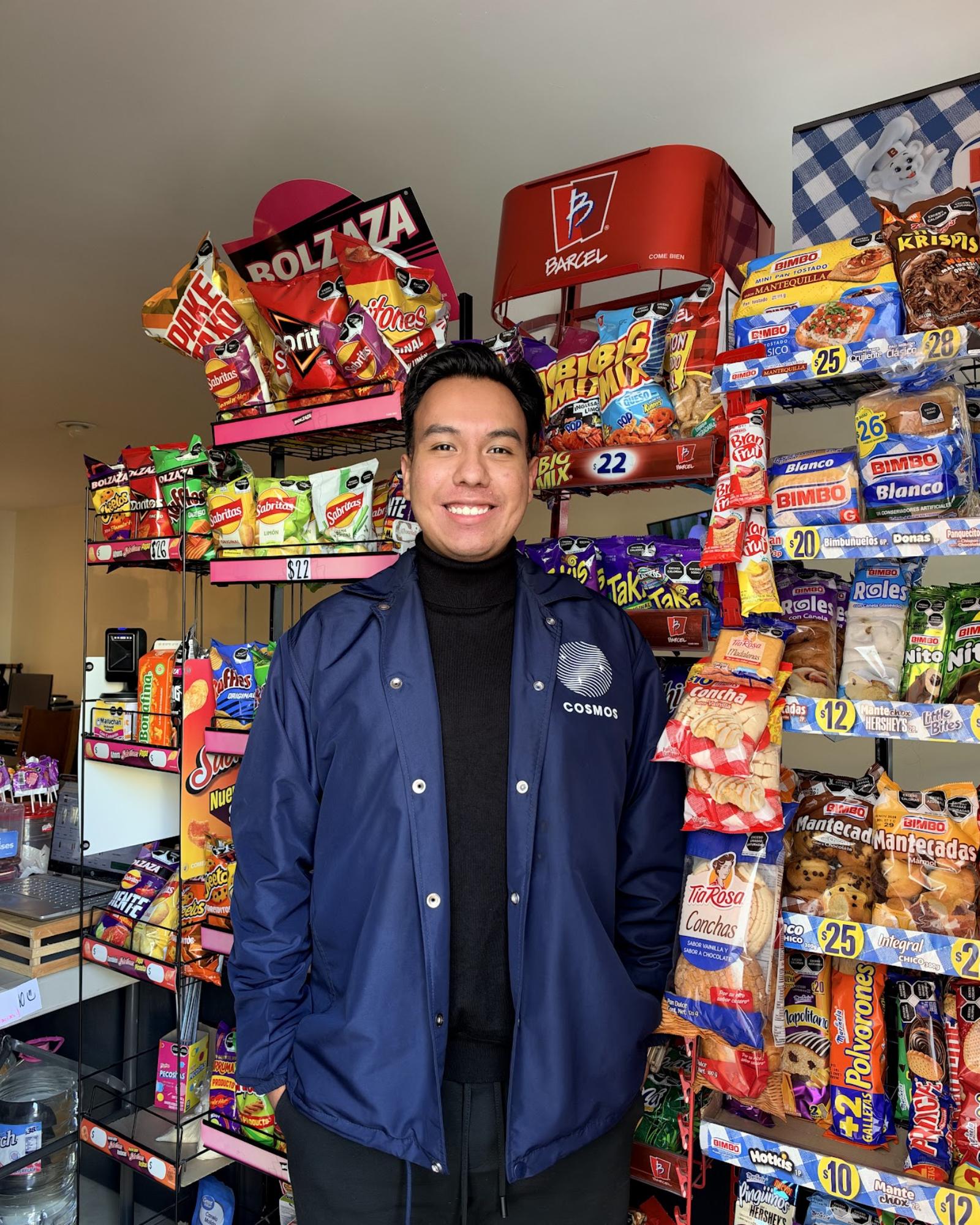 Fundador de TechSellPro en su tienda